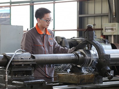 Mesin pengeboran lubang dalam CNC digunakan untuk mengebor lubang dalam pada mesin barel.
