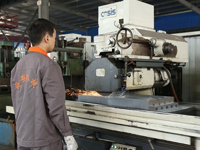 Penggiling CNC datar digunakan untuk menggiling bagian persimpangan pada bagian ujung.